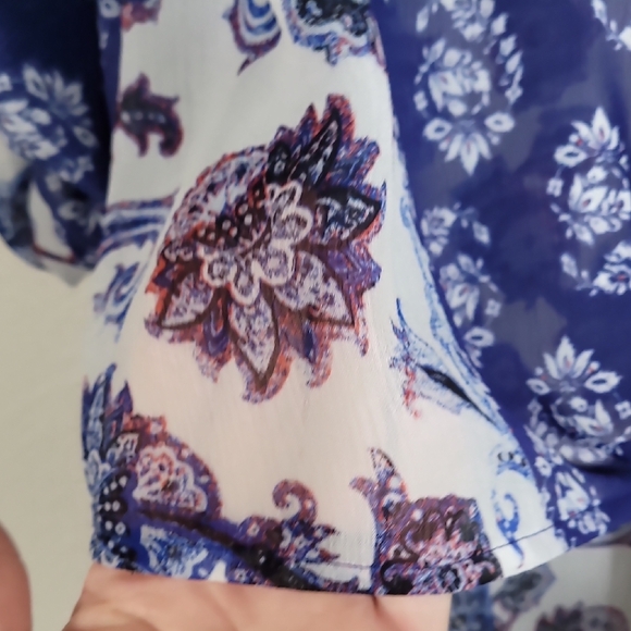 Chicos Sheer Button Up Top Size M Paisley Roll Tab Collar High Low Hem Blue - Picture 6 of 13